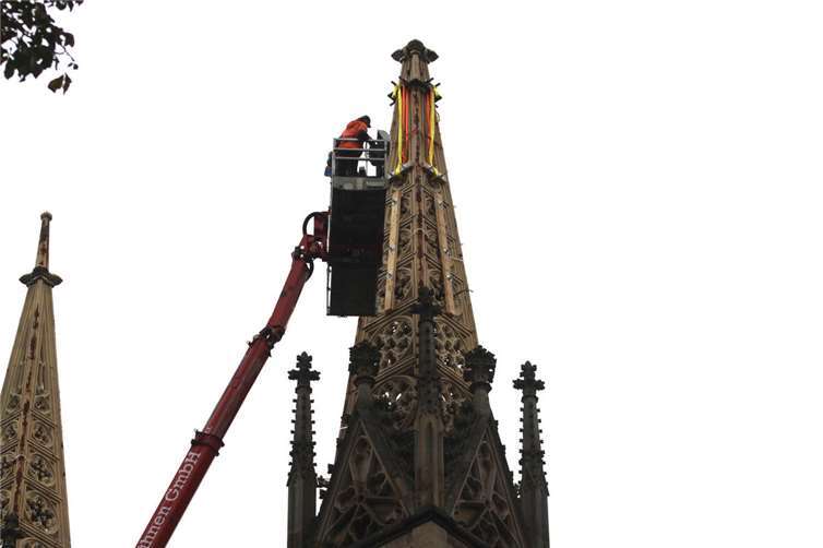 Mittels Spezialkran wurden die 180 Jahre alten Turmhelme abgenommen. Foto: DU