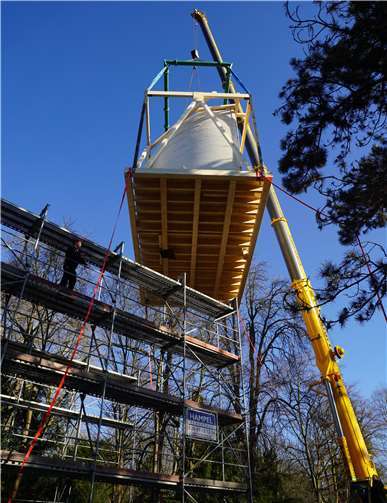 Mittels eines imposanten Schwerlastkrans wurde die Muschel in das schützende Gerüst gehoben.
