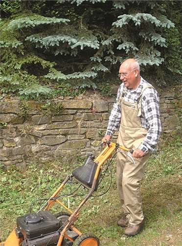 Mittelteil und Seitenstreifen des Weges wurden gemäht.privat