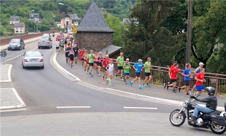 Mitten durch den Verkehr ging es erstmalig über die Brücke nach Treis und dann durch das Naturschutzgebiet „Pommerheld“. tt