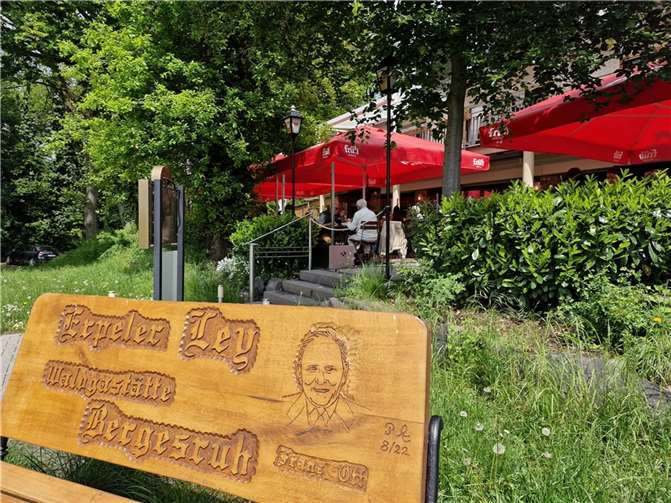 Mitten im Grünen und auf dem Berg: Restaurant Bergesruh, Erpeler Ley Fotos: AWi