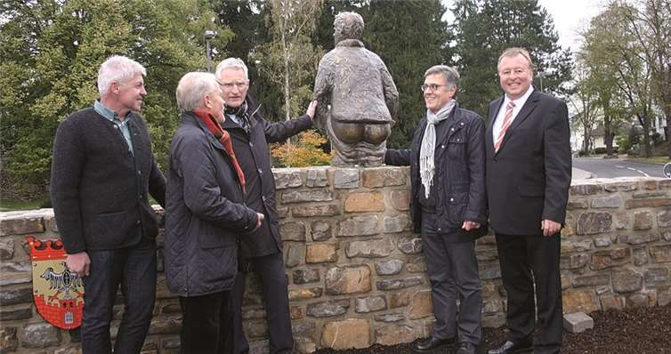 Mitten im Kreisel thront auf einen keinen Mäuerchen eine den Sinzigern bestens vertraute Figur, eine Skulptur des „Stadtmauredresse“.