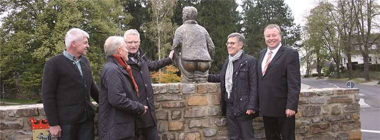 Mitten im Kreisel thront auf einen keinen Mäuerchen eine den Sinzigern bestens vertraute Figur, eine Skulptur des „Stadtmauredresse“.