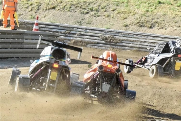Mitten im Positionskampf: Junis Holzleitner (Mitte) zeigt vollen Einsatz auf der anspruchsvollen Strecke der Matschenberg Offroad Arena.