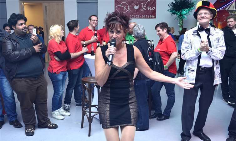 Mitten im Publikum brachte die Bendorfer Sängerin Gabi Weber deutsche Schlager zu Gehör.