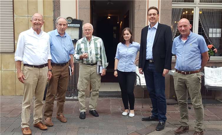 Mitten in der Altstadt sprachen BIZ Koblenz e.V. (BIZ)/Freie Wähler (FW) und BI „Unsere Altstadt“ über „heiße“ kommunalpolitische Themen. V.li. Edgar Kühlenthal (BIZ/FW), Winfried Hähle und Wolf-Dieter Kresse (beide BI „Unsere Altstadt“), Elena Schäfer und Marco Degen (beide BIZ/FW), Claus Mölich (BI „Unsere Altstadt“).Elena Schäfer(FW)
