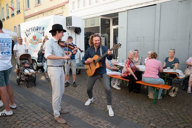 Mitten in der Besuchermenge sorgte die Band Acoustic Nomads für ein außergewöhnliches musikalisches Erlebnis.