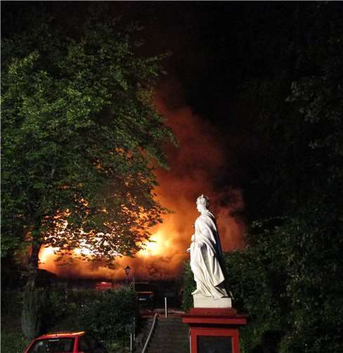 Mitten in der Nach rückten die Feuerwehren zu einem Großeinsatz aus. Fotos: FFW Höhr-Grenzhausen