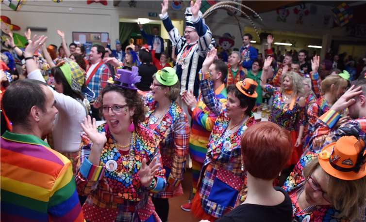 Mitten in der Narrenschar tanzte Prinz Jörg auf dem Stuhl.
