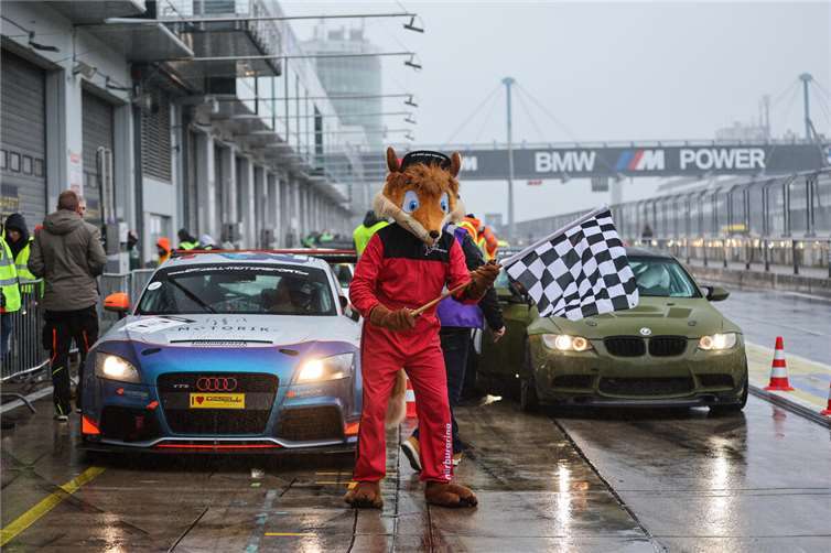 Mittendrin im Geschehen war auch das Nürburgring-Maskottchen Legend.  Foto: Patrick Funk