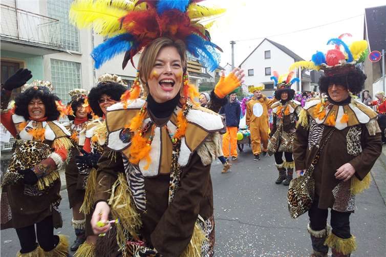 Mittendrin statt nur dabei: Julia Klöckner marschiert im Zug an der Seite von Möhnen und Parteikollegen mit. GH
