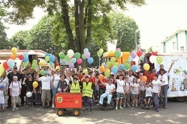 Mittendrin war das Netzwerk Inklusion MYK auch beim Festumzug mit Motivwagen und großer Fußgruppe.  Privat