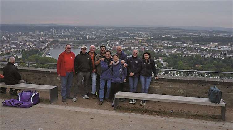 Mittig hinten: Sieger 1. Platz, links 2.Platz, rechts 3.Platz. Im Vordergrund Nora Salvadori und Thierry Deglos (TuS Niederberg) sowie links Rudi Reisdörfer (Turnierleiter).privat