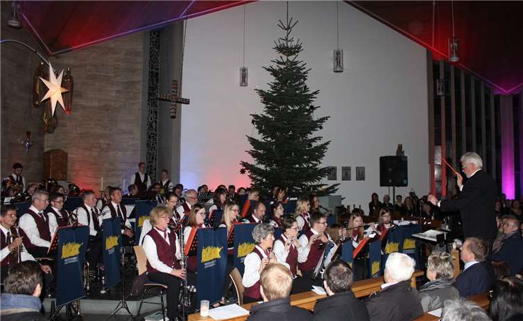 Mittig im Altarbereich thronten die vielköpfigen Musikfreunde mit ihren zahlreichen Blasinstrumenten.DU