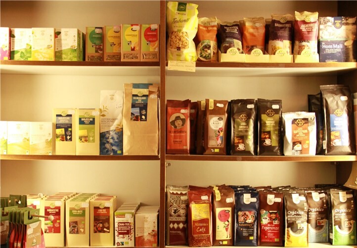 Mittlerweile bietet der Weltladen eine große Auswahl an Kaffee-, Tee- und Gewürzsorten zu sehr moderaten Preisen.