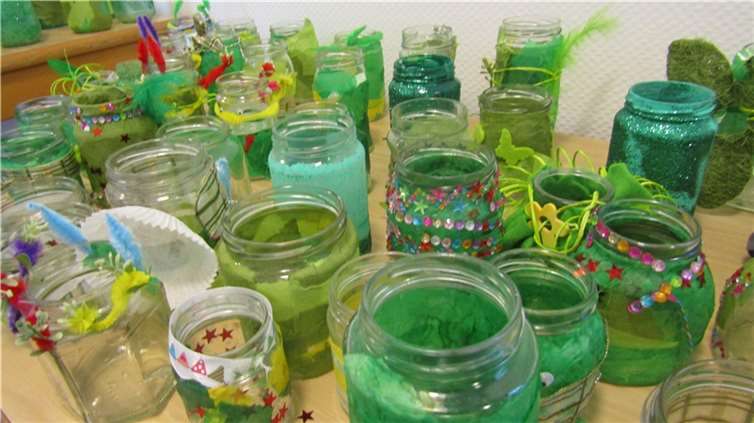 Mittlerweile hat das „Haus für Kinder“ eine kleine Ausstellung von inzwischen 140 grünen Windlichtern.  Foto: Haus für Kinder