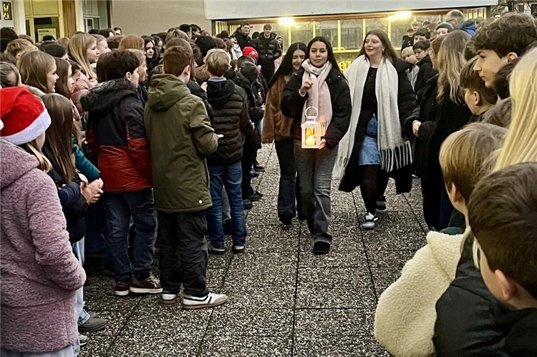 Mittlerweile ist es schon eine kleine Tradition geworden, dass an jedem letzten Schultag eines Jahres das Friedenslicht aus Bethlehem von den Pfadfinder:innen aus Andernach ans Bertha-von-Suttner-Gymnasium (BvSG) gebracht wird.Foto: privat