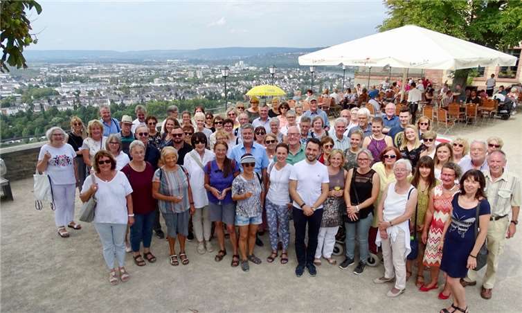 Mittlerweile sind circa 50 Lernpatinnen und Lernpaten an 19 Grundschulen aktiv, die regelmäßig ehrenamtlich Kinder mit Unterstützungsbedarf im Schulalltag begleiten.