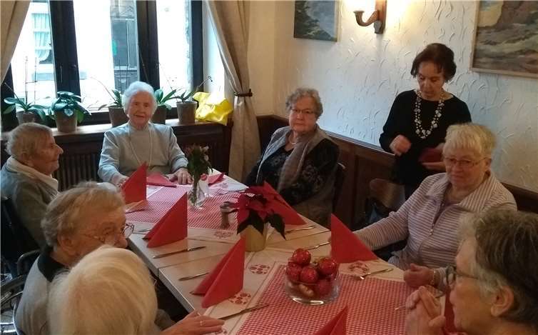 Mittlerweile trifft sich eine Gruppe von beachtlicher Größe zum gemeinsamen Essen. Foto: privat