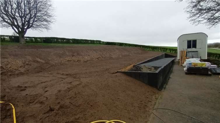Mittlerweise sind neuen Grabreihen mit Mutterboden hergerichtet und die Rampe zur besseren Erreichung dieser fast fertiggestellt. Quelle: Ortsgemeinde Macken