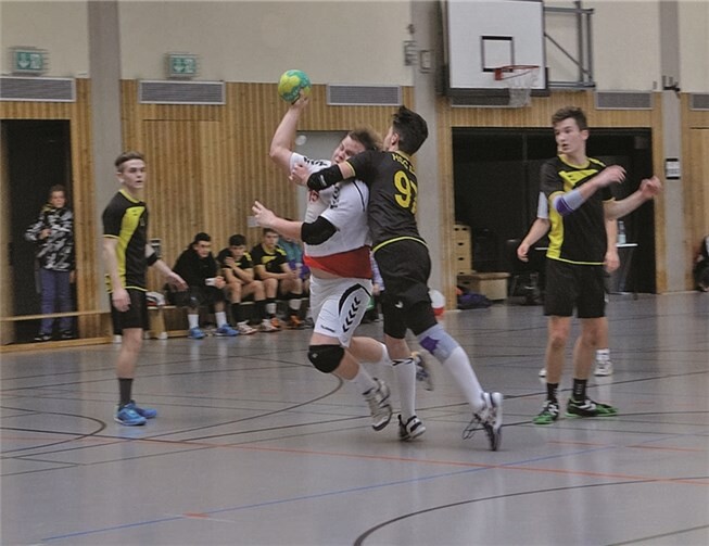 Mitunter ruppig ging es beim Duell der A-Jugendlichen zu. privat