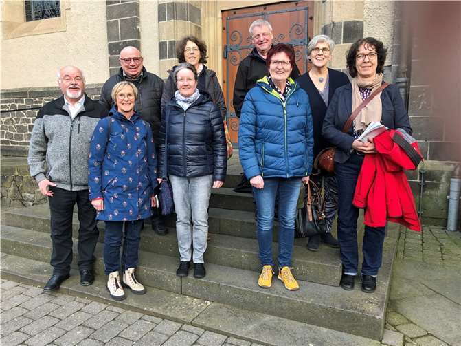 Mitwirkende im Forum Trauer haben sich in Mayen getroffen. (v.r.): Stefanie Montermann-Müller, Rita Krebsbach, Martina Ihrlich, Hans Georg Bach, Metje Steinau, Cornelia Schlatzke, Annette Kühr, Martin Nober und Thomas Corsten.  Foto: Rita Krebsbach