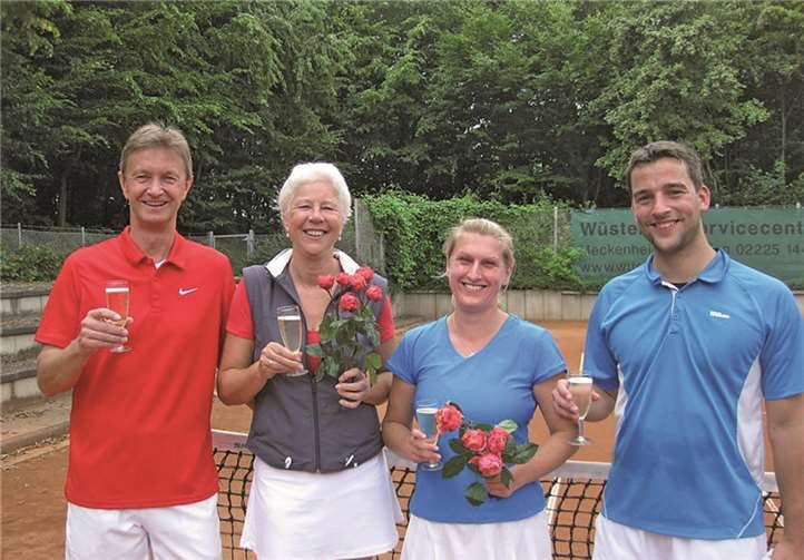 Mixedmeister ü30 (v.r.): Clubmeister Steffi und Alex Ohmann, Vizemeister Katrin Zwirner - Egbert Martin.