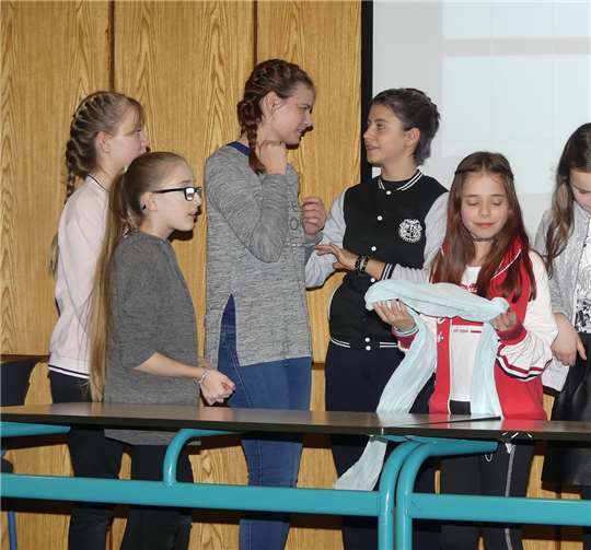 Mobbing in der Schule. Die Theater-AG der Realschule plus und FOS Kaisersesch vermittelt bei ihrem Stück eine warnende Message. Fotos: -TE-