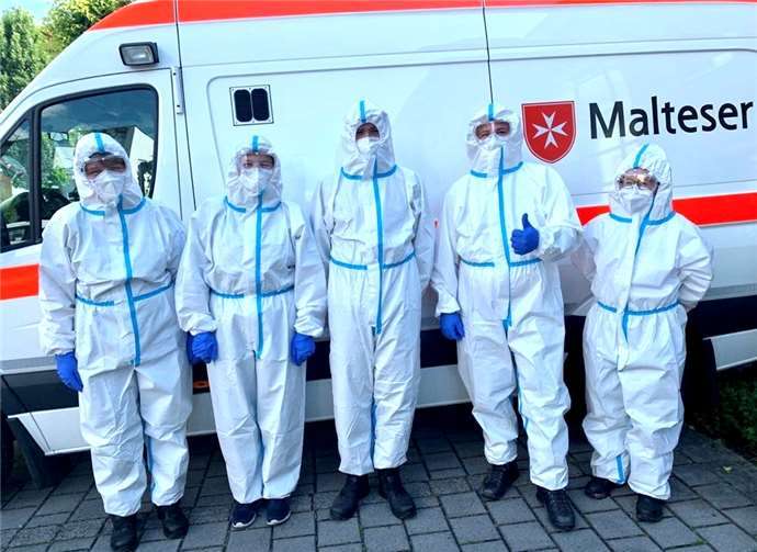 Mobiles Abstrichteam in Infektionsschutzkleidung vor dem Einsatz. Fotos: Malteser Hilfsdienst e.V.