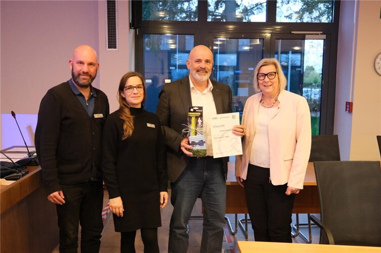 Mobilitätsmanager Martin Koenen (links), Radverkehrsbeauftragte Kornelia Starke (2.v.l.) und Bürgermeisterin Petra Kalkbrenner (rechts) übergeben die Urkunde und Sachpreise an Norbert Sauren (2.v.r.) für seine Einzelkilometerleistung von 1009 Fahrradkilometer während des „STADTRADELNs 2025“.