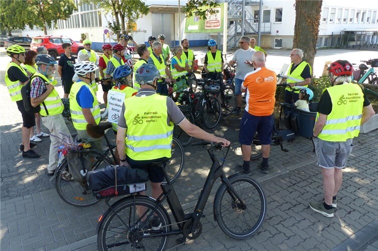 Mobilitätsmanager Uwe Bodenheim in Diskussion mit Teilnehmer*innen