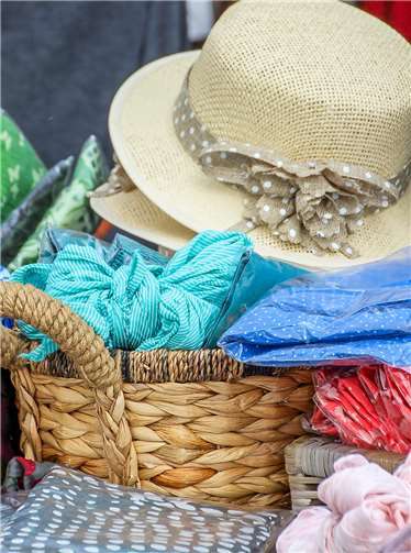 Mode, Stoffe und Schmuck wird ebenfalls angeboten.