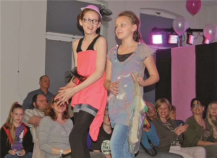 Mode präsentiert von jungen Models.