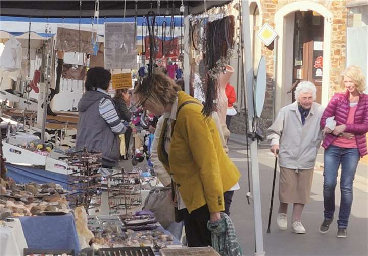 Modeaccessoires und Schmuck gab es an diesem Stand.