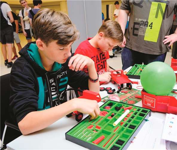 Modellautos aus einem Technikkasten zu bauen ist nicht so einfach.