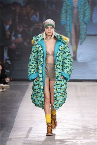 Modelle präsentieren die fünfteilige Kollektion von Vanessa Becker auf der „Fashion Graduate Italia“ in Mailand. Foto: Daniele Venturelli