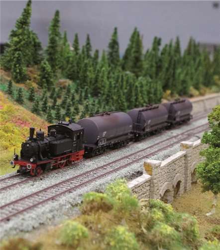Modelleisenbahnen werden ausgestellt. Privat