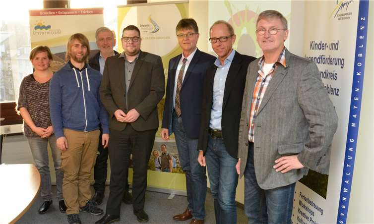 Modellprojekt zur eigenständigen Jugendpolitik startet in der Verbandsgemeinde Rhein-Mosel: Rebecca Stefula (Kreisjugendamt), Tobias Rutz (Jugendpfleger VG Rhein-Mosel), Bruno Seibeld (Bürgermeister VG Rhein–Mosel), Benedict Hallerbach (Kreisjugendamt), Burkhard Nauroth (Erster Kreisbeigeordneter) sowie Guido Bayer und Lothar Kalter (beide Kreisjugendamt).  Kreisverwaltung Mayen-Koblenz