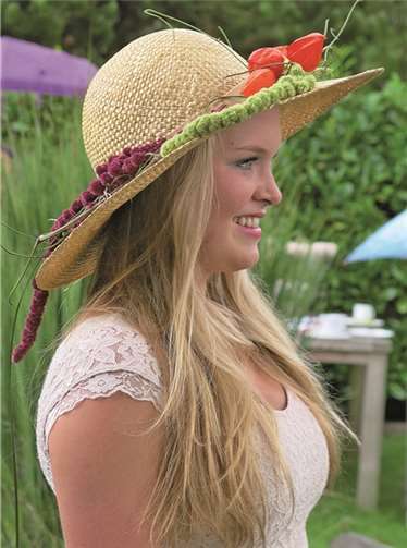 Modenschau … mit Blumen geschmückten Hüten. Gemeinde Wachtberg