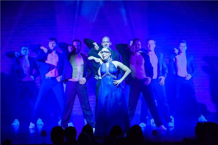 Moderation Rosemie umringt von ihren „Wild Boys“.  Foto: Alexander Dacos