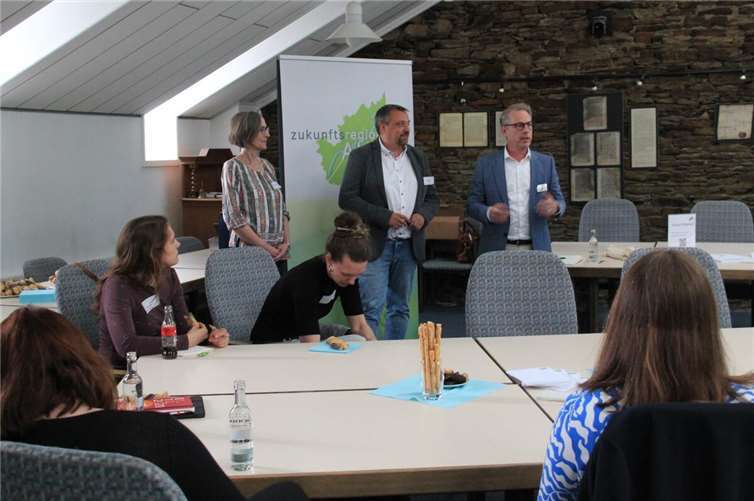 Moderation im Sitzungssaal des Sinziger Rathauses: (von links) Carolin Wiedemeyer, Frank Mies und David Bongart. Foto: GS