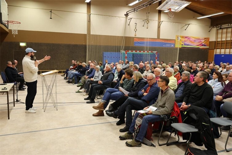 Moderator Christopher Bündgen und 200 interessierte Bürger.