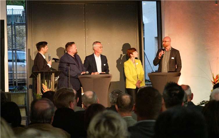 Moderator Daniel Robbel stellt in der Fragerunde gezielte Fragen an führende Wirtschaftsakteure zur Bewältigung des Fachkräftemangels. Fotos: ND
