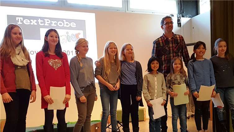 Moderator Gerd Engel mit dem schreibenden Nachwuchs auf der TextProben-Bühne. Herrmann