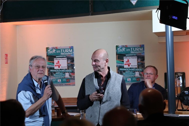 Talk im Turm: Das hat Neuwied noch gefehlt Moderator Gerd Finkemeier hatte zwei besondere Gäste ins rappelvolle Bistro Turm eingeladen: Oberbürgermeister Jan Einig und den Koblenzer Comedian Rainer Zufall.