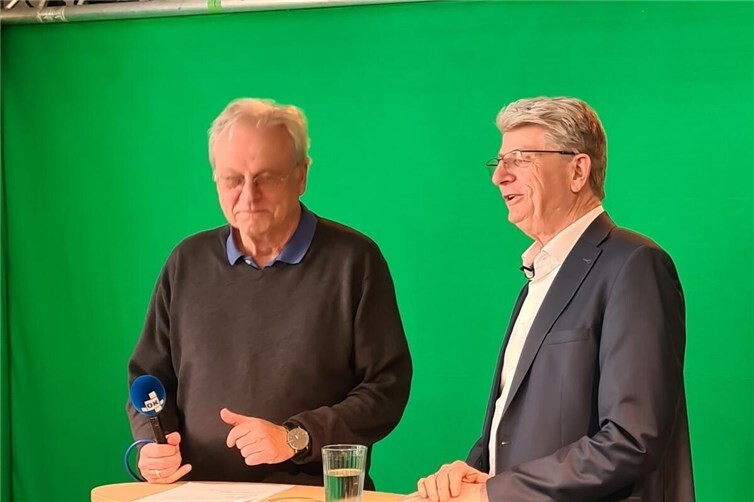 Moderator Gerd Finkemeier und Beigeordneter Ralf Seemann (rechts) bei der Aufnahme im Studio des Offenen Kanals Neuwied