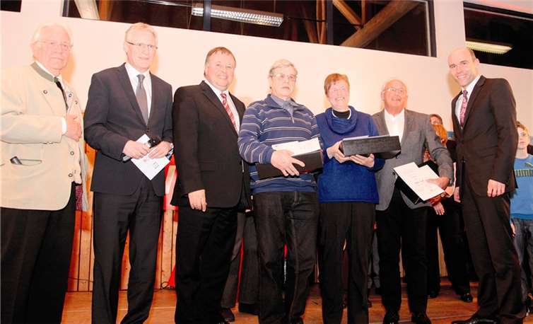 Moderator Gisbert Stenz (v. l.), KSK-Vorstandsvorsitzender Dieter Zimmermann und Landrat Dr. Jürgen Pföhler sowie (v. r.) KSK-Vorstand Guido Mombauer mit dem Zweitplatzierten Herbert Engel, Siegerin Jutta Bell und dem Dritten Dieter Koll. SES