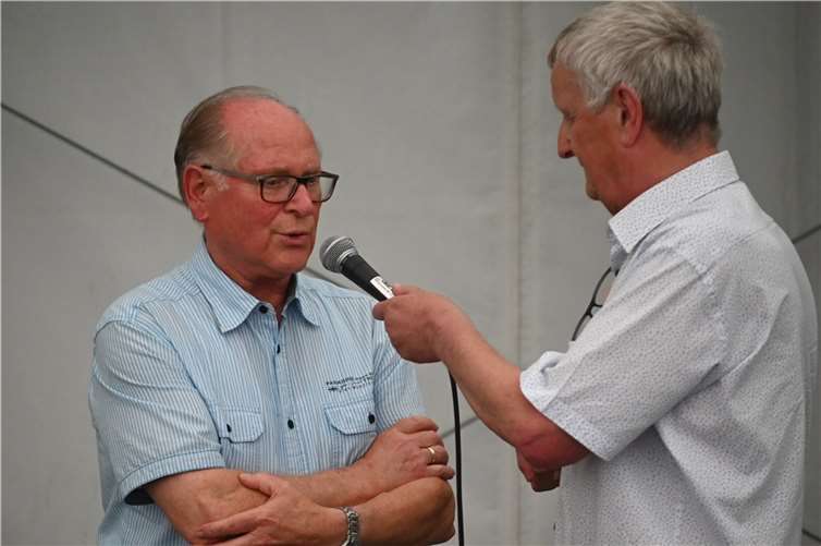 Moderator Hans-Peter Schössler im Gespräch mit Wolfgang Steffens, einem der besten Fußballer, die der SV Alzheim hatte.