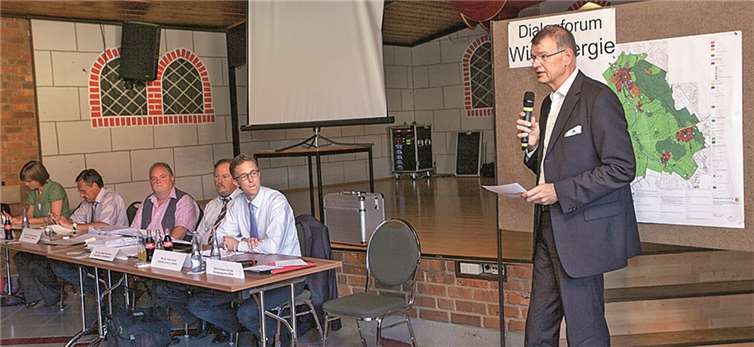 Moderator Heinz-Jürgen Schütz stellte die Experten (von links) Dr. Katrin Gehles, Manfred Heppekausen, Michael Ginster, Dr. Detlef Naumann und Dr. Felix Pauli vor. VJ