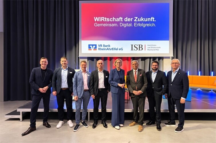 Moderator Holger Wienpahl (SWR), Sascha Böhr (Co-Founder & CEO nuwacom GmbH), Franz-Josef Strauß (Bereichsleiter Unternehmens-entwicklung der VR Bank RheinAhrEifel eG), Dr. Ulrich Link, Vorstandsmitglied der Investitions- und Strukturbank Rheinland-Pfalz (ISB), Simone Schneider (Staatssekretärin im Ministerium für Wirtschaft, Tourismus, Energie und Klima des Landes Rheinland-Pfalz), Wolfgang Bosbach (Rechtsanwalt und Innenpolitiker), Andreas Schwarz (Kundenberater der Investitions- und Strukturbank Rheinland-Pfalz) und Sascha Monschauer (Vorstandsvorsitzender der VR Bank RheinAhrEifel eG).